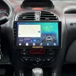 نمای نزدیک از مانیتور فابریک 206 سیمکارت خور در حال نمایش نرم افزار gps ناوبری نشان برند تسلامانیتور با کیفیت بی نظیر متریال و تکنولوژی ساخت و مونتاژ مدرن