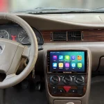 نمای دور از مانیتور سیمکارت خور روشن نصب شده روی داشبورد خودرو سمند با خروجی صدای باکیفیت و رابط کاربری آسان