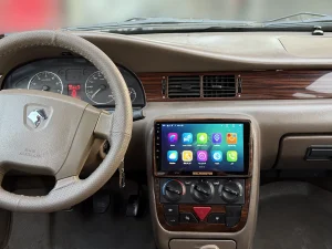 نمای دور از مانیتور سیمکارت خور روشن نصب شده روی داشبورد خودرو سمند با خروجی صدای باکیفیت و رابط کاربری آسان