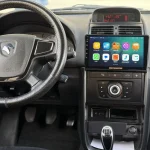 مانیتور تسلامانیتور مخصوص سورن با رابط کاربری آسان در حال نمایش برنامه های نصب شده به زبان فارسی نصب شده روی داشبورد خودرو
